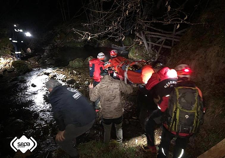 Los bomberos evacúan al herido.