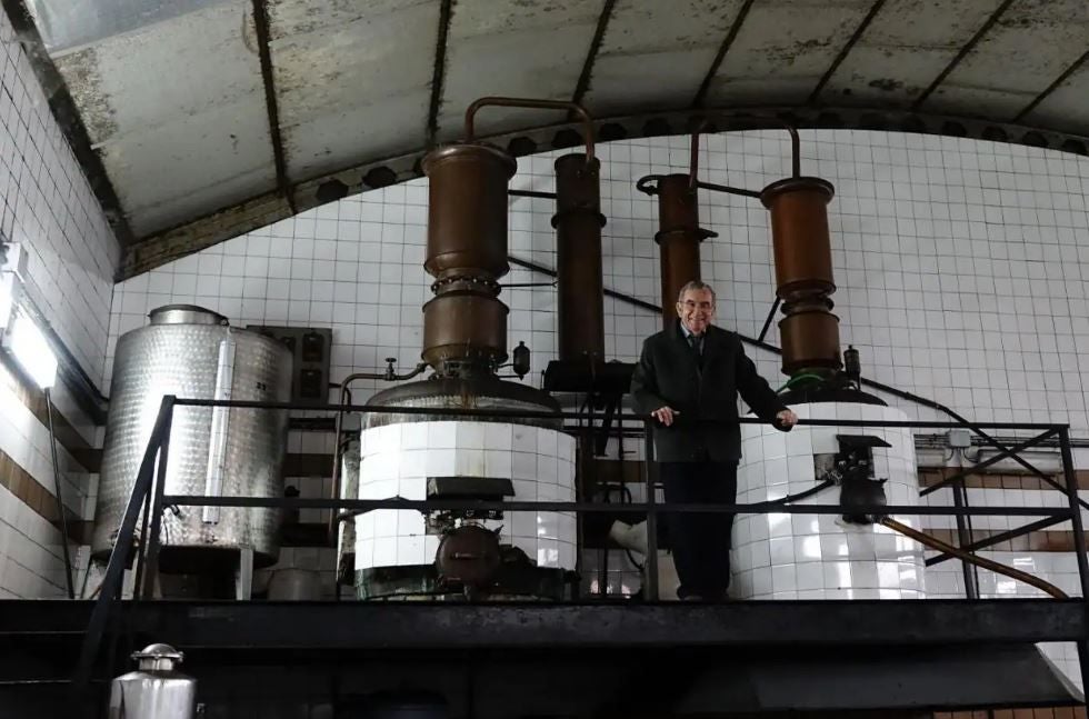 Emilio Serrano, entre dos de los alambiques de su destilería riosellana, Los Serranos.