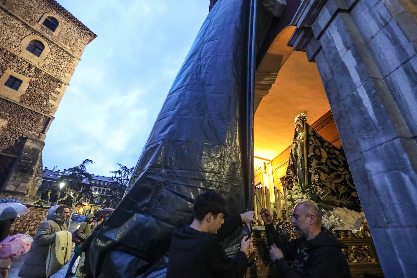 La lluvia impide salir a las cofradías del Santo Encuentro de Avilés