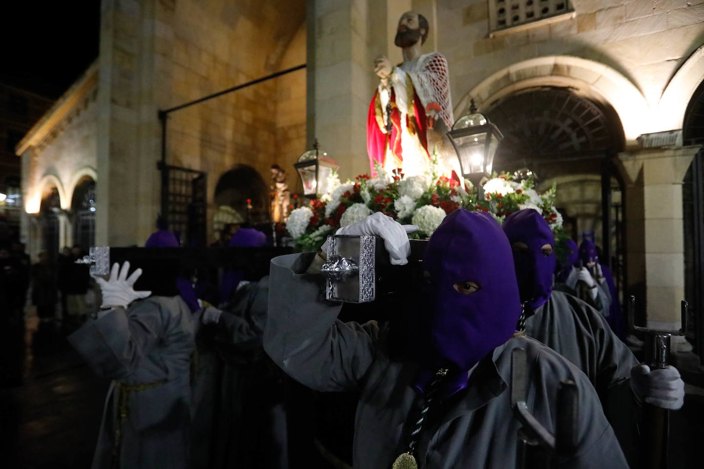 La procesión del Silencio de Gijón evita la lluvia