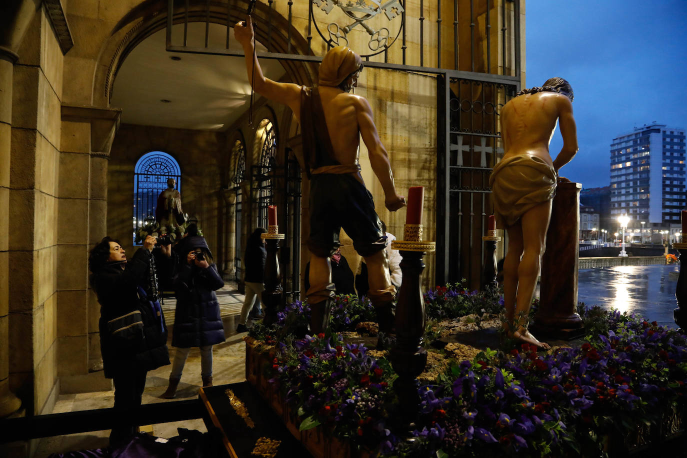 La procesión del Silencio de Gijón evita la lluvia