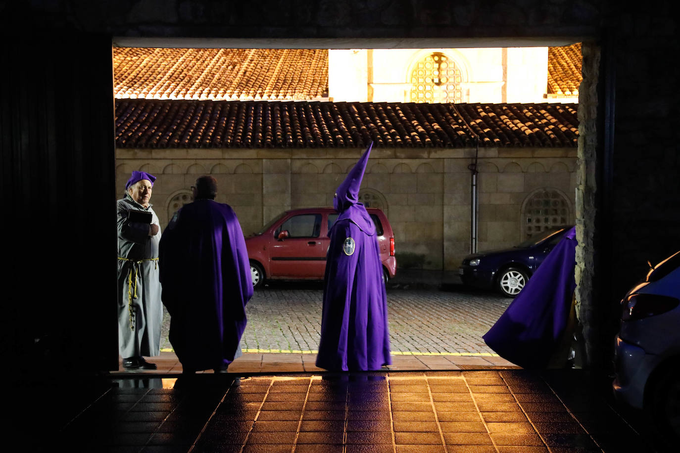 La procesión del Silencio de Gijón evita la lluvia