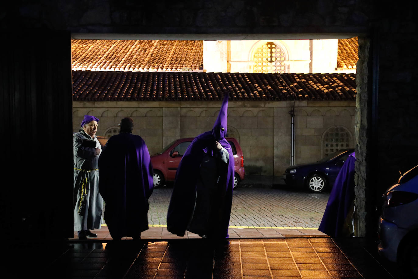 La procesión del Silencio de Gijón evita la lluvia