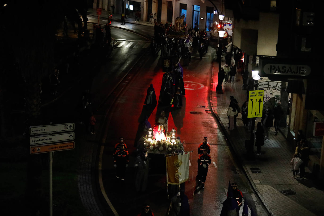 La procesión del Silencio de Gijón evita la lluvia