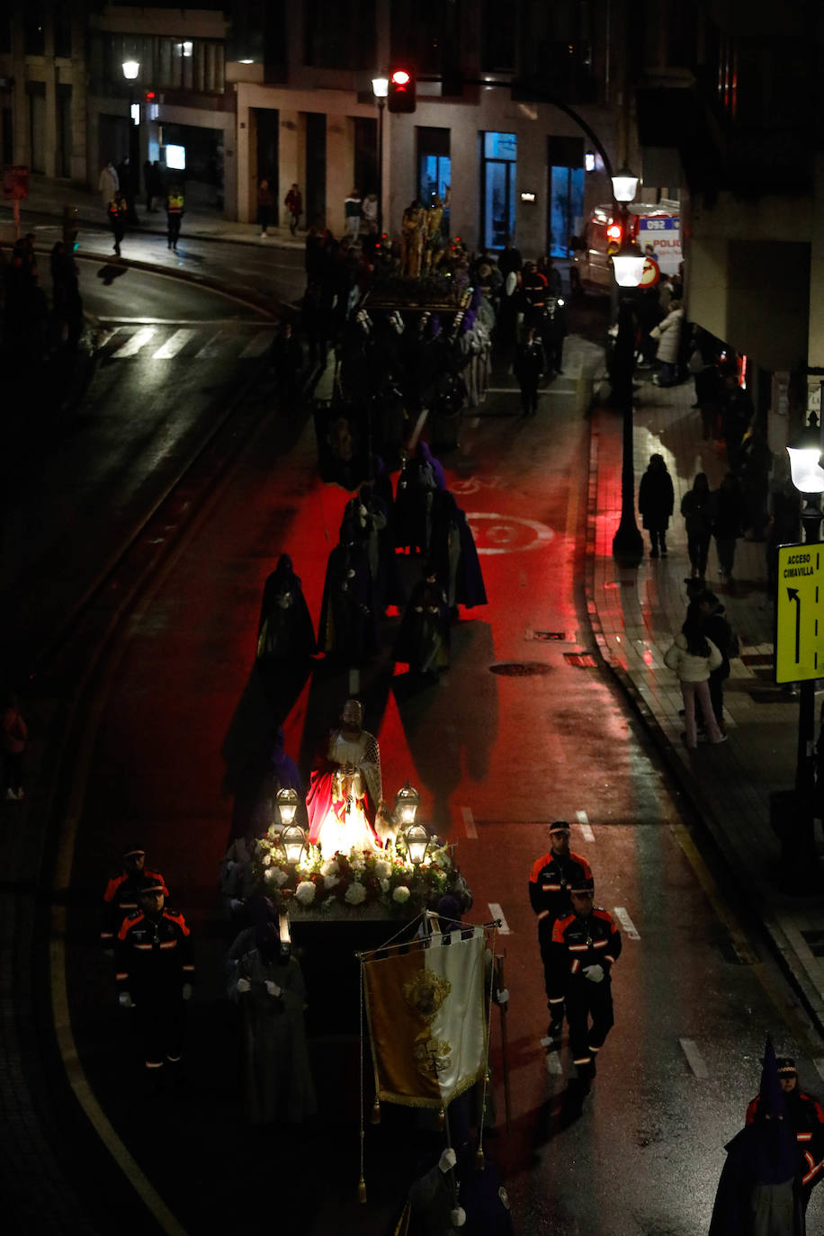 La procesión del Silencio de Gijón evita la lluvia