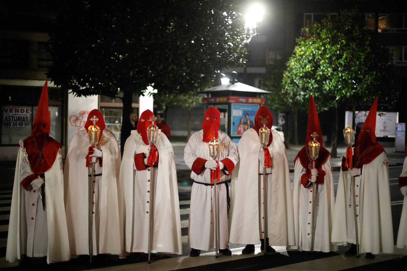 La procesión del Silencio de Gijón evita la lluvia