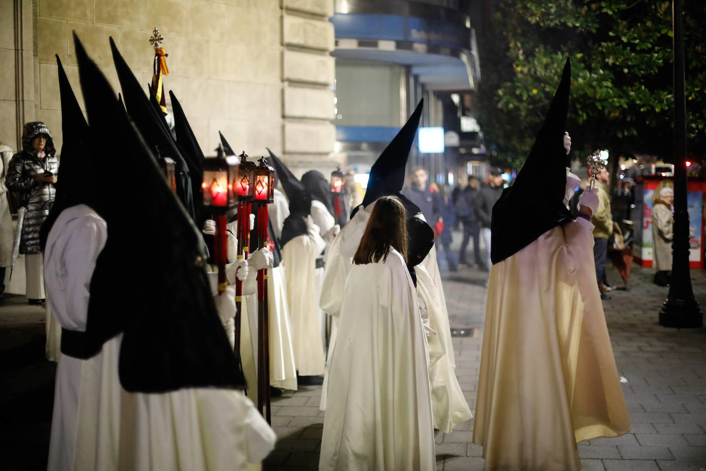 La procesión del Silencio de Gijón evita la lluvia