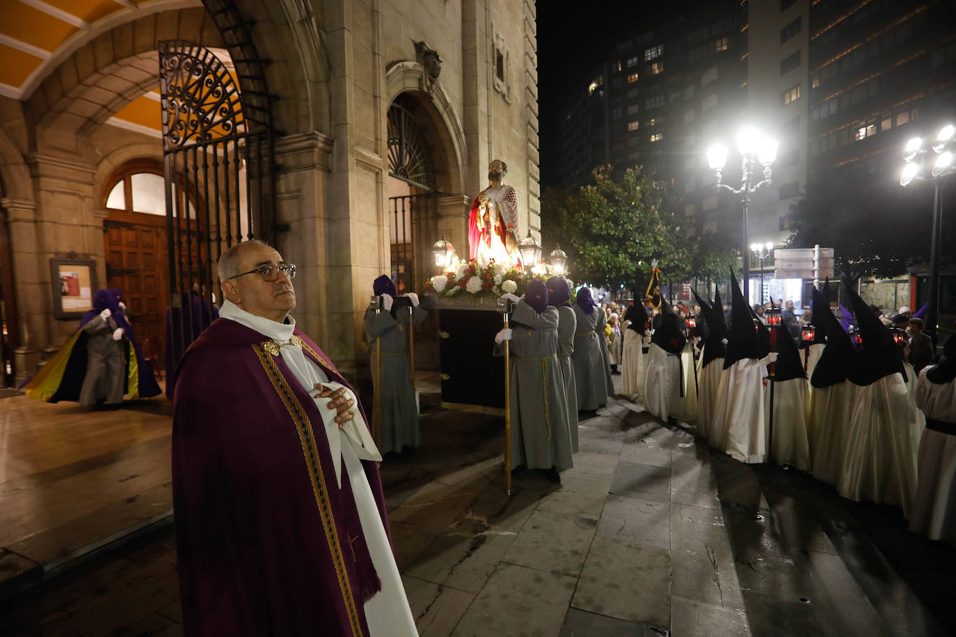 La procesión del Silencio de Gijón evita la lluvia