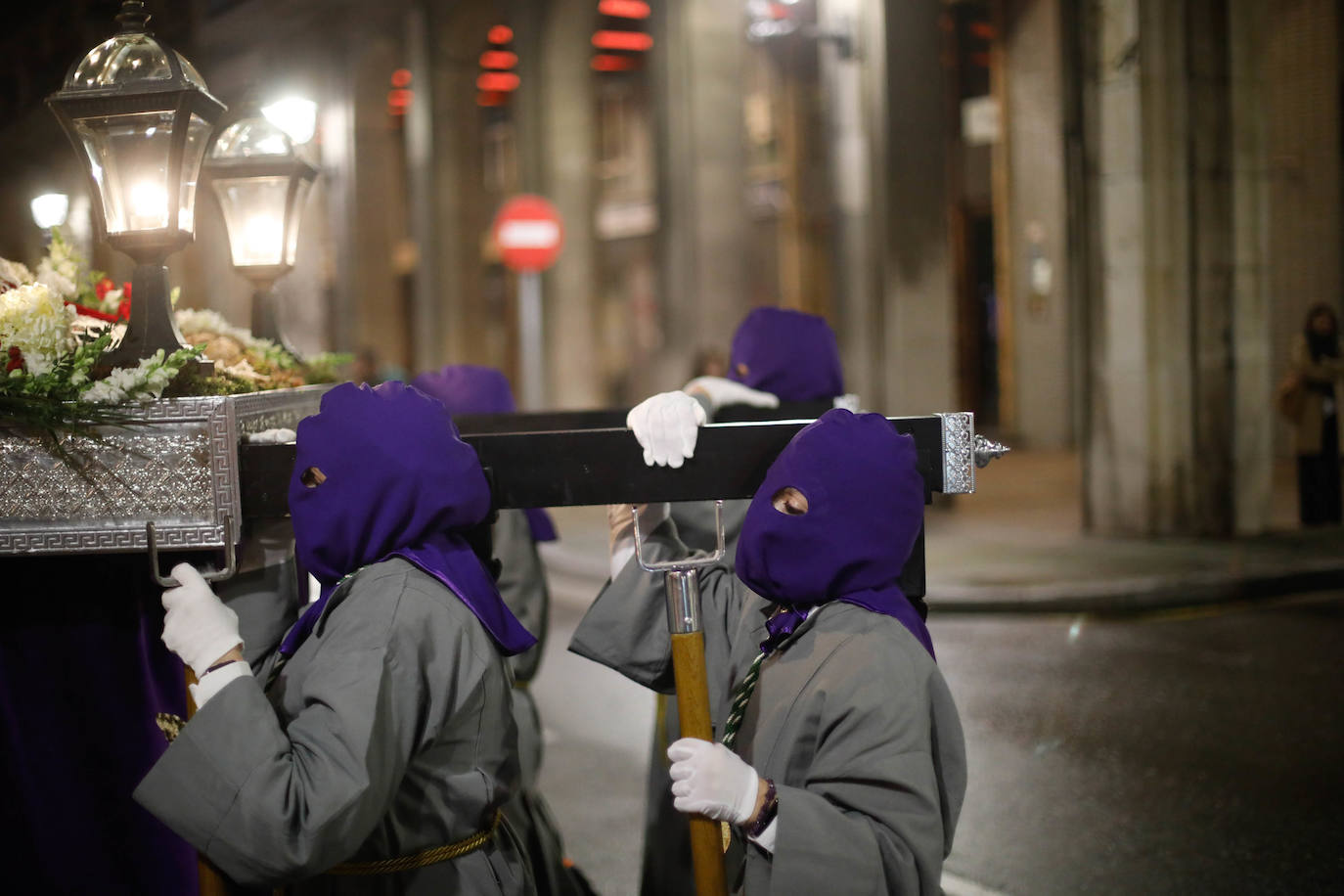 La procesión del Silencio de Gijón evita la lluvia