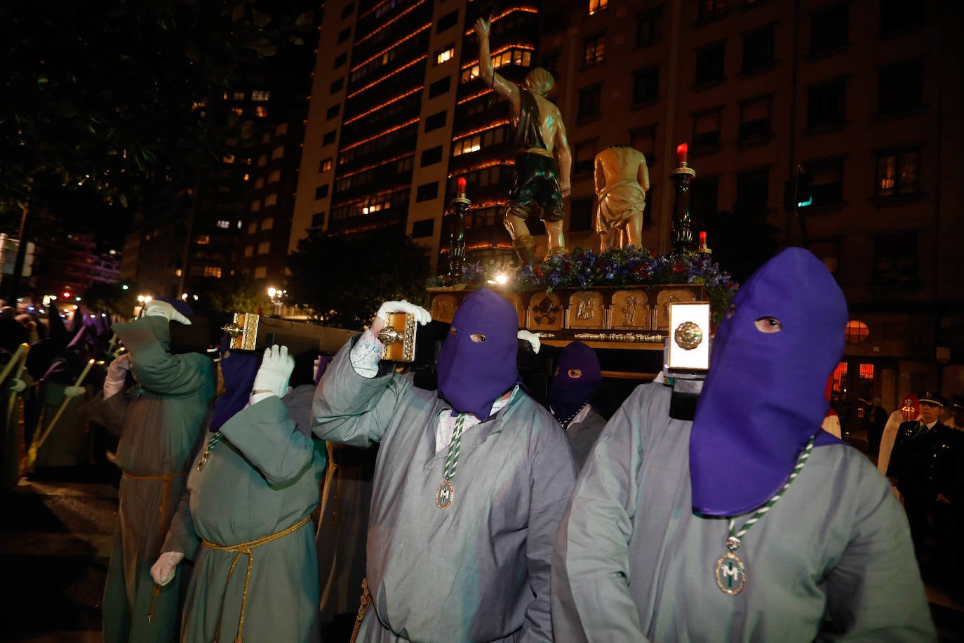 La procesión del Silencio de Gijón evita la lluvia