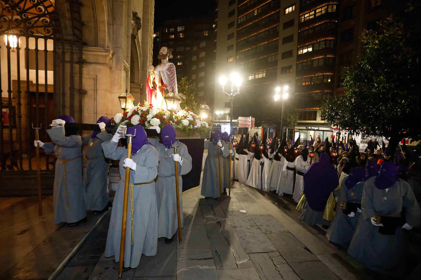 La procesión del Silencio de Gijón evita la lluvia