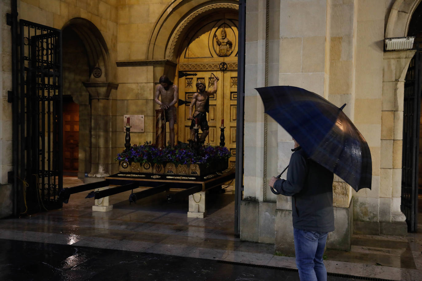 La procesión del Silencio de Gijón evita la lluvia