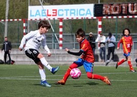 Una jugada del partido de categoría benjamín sub 9 entre el Burgos y el Fursan Hispania, disputado en el Juan Antonio Rabanal, con gran afluencia de aficionados. Entre ellos, el exfutbolista profesional Míchel Salgado.
