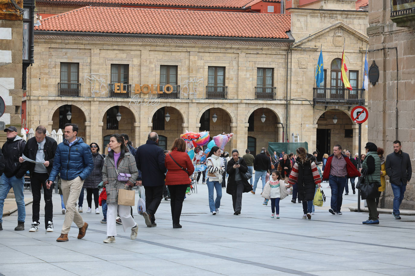 Asturias se echa a las calles pese al mal tiempo