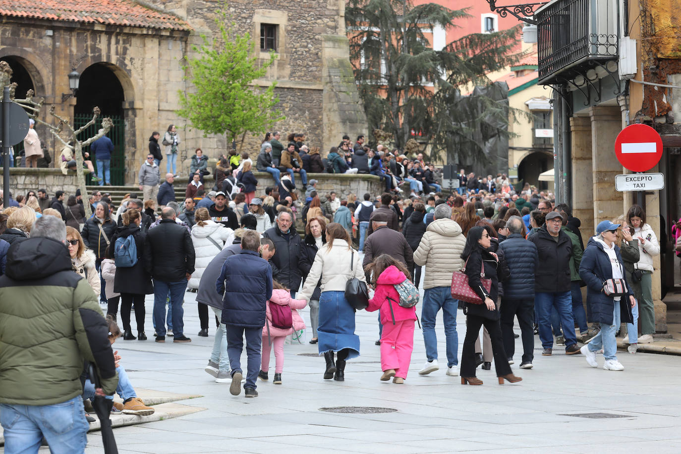 Asturias se echa a las calles pese al mal tiempo