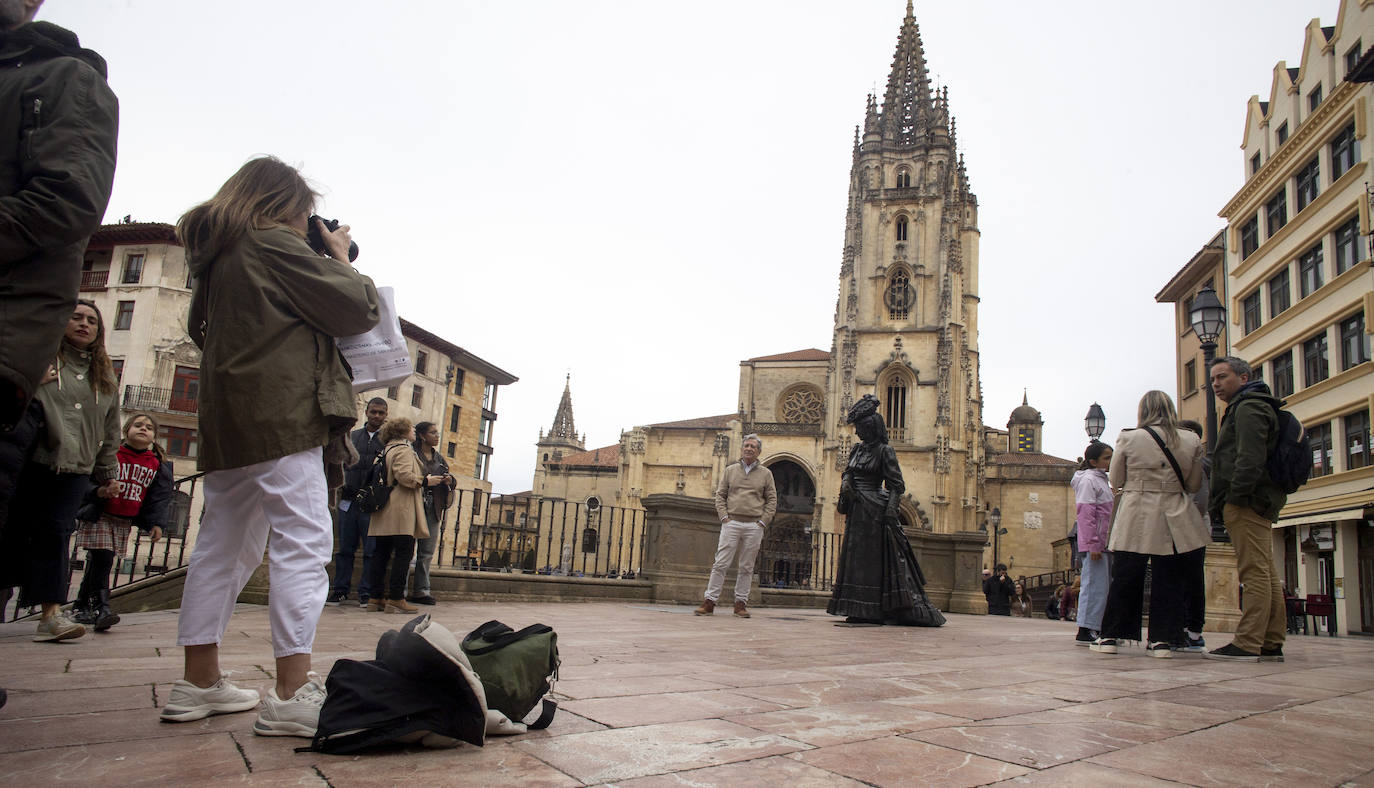 Asturias se echa a las calles pese al mal tiempo