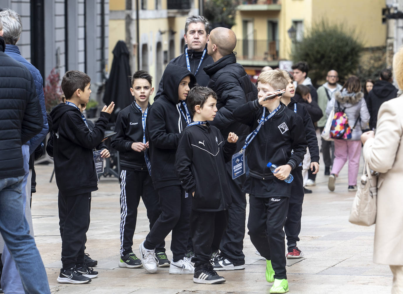 Asturias se echa a las calles pese al mal tiempo