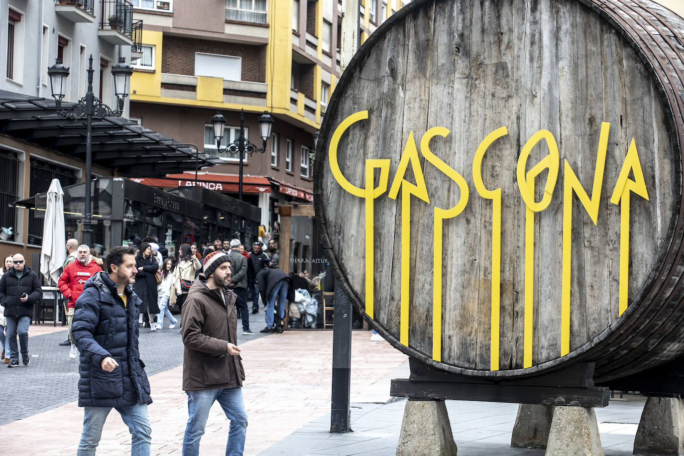 Asturias se echa a las calles pese al mal tiempo