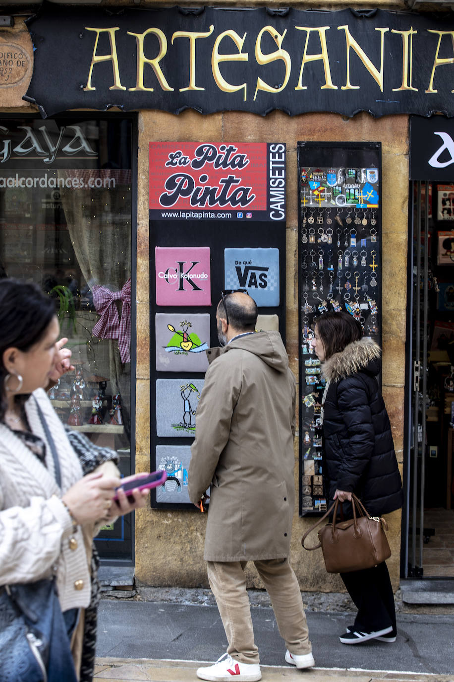 Asturias se echa a las calles pese al mal tiempo