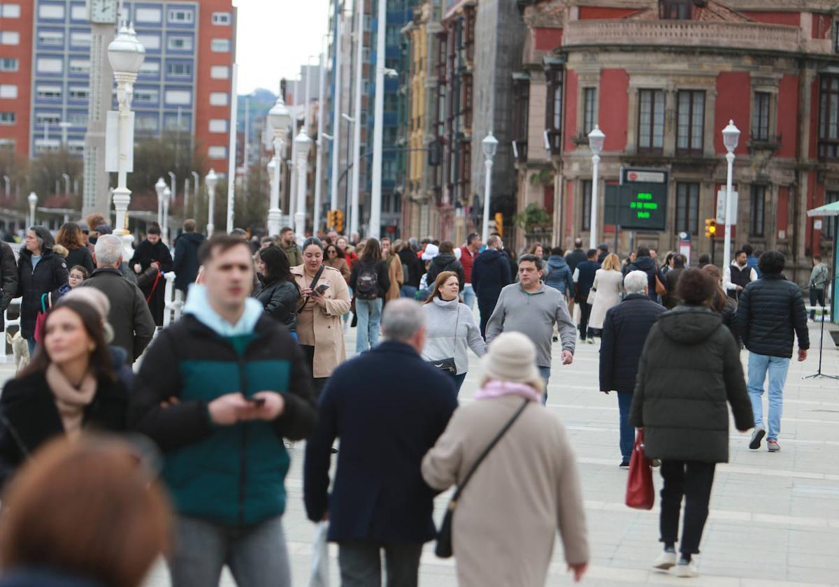 Asturias se echa a las calles pese al mal tiempo