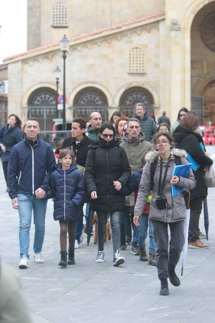 Asturias se echa a las calles pese al mal tiempo