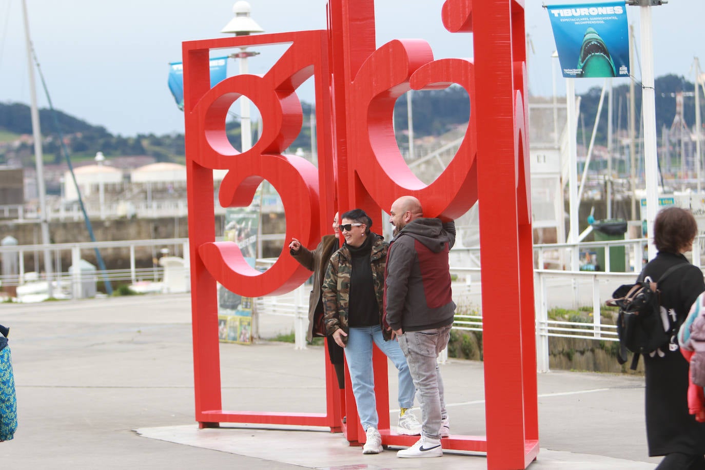 Asturias se echa a las calles pese al mal tiempo