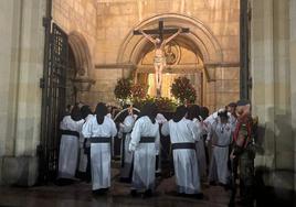 El mal tiempo obliga a suspender la procesión del Cristo de la Misericordia en Gijón