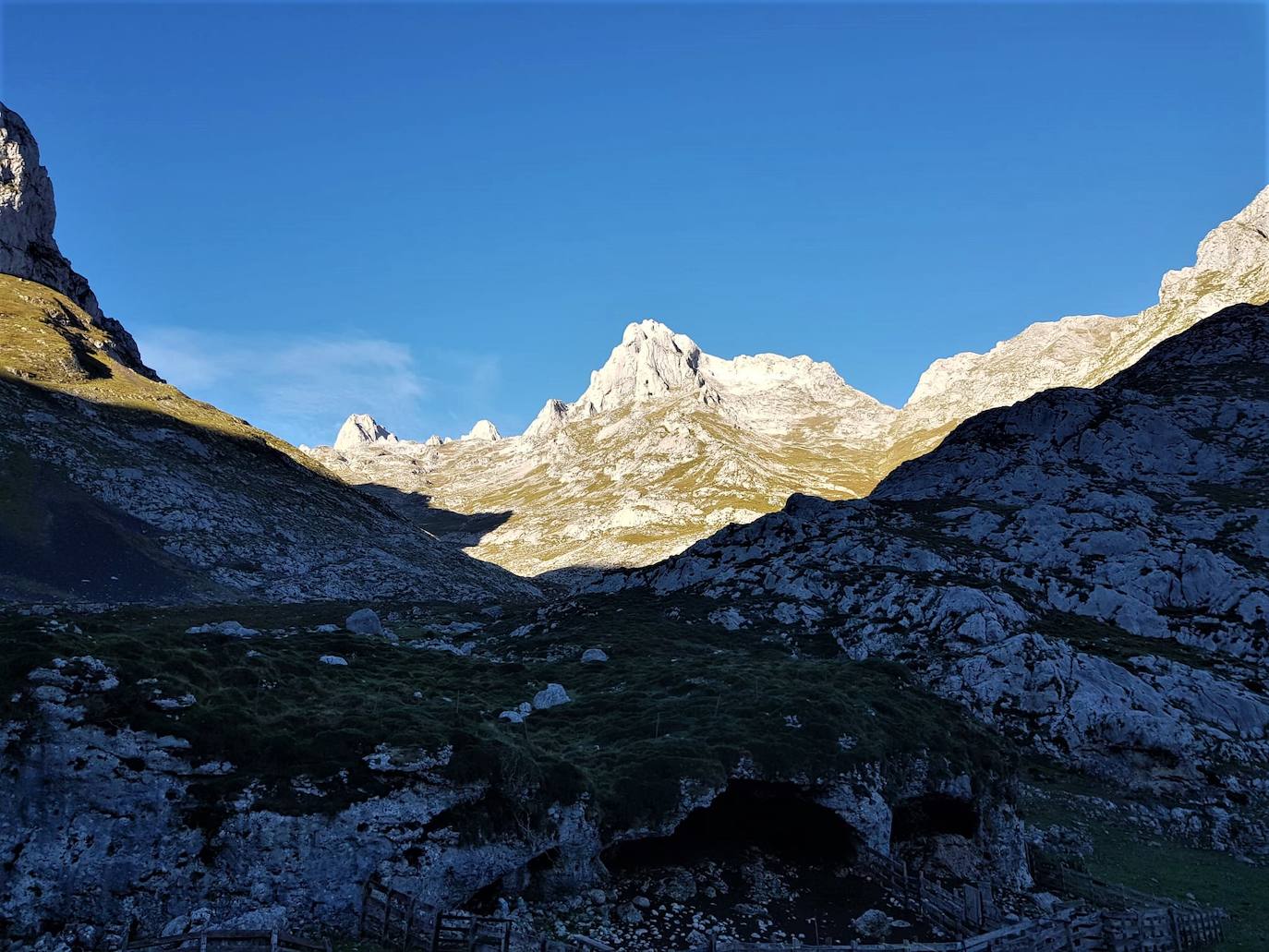 Vistas a Peña Castil desde el sendero que conduce al lago de las Moñetas