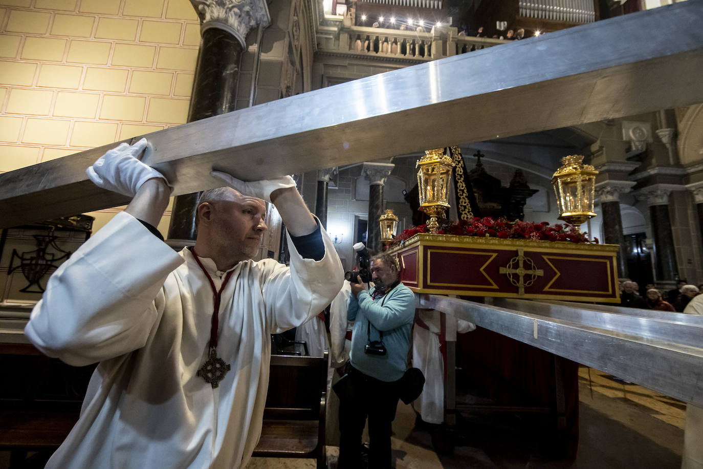 Jesús Cautivo procesiona dentro de la basílica de San Juan