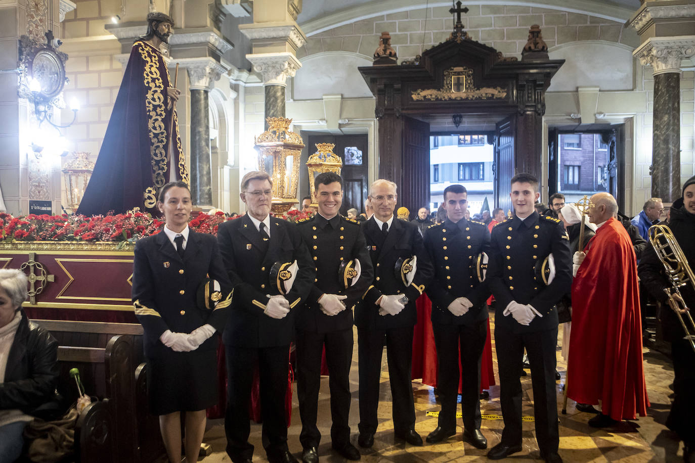 Jesús Cautivo procesiona dentro de la basílica de San Juan