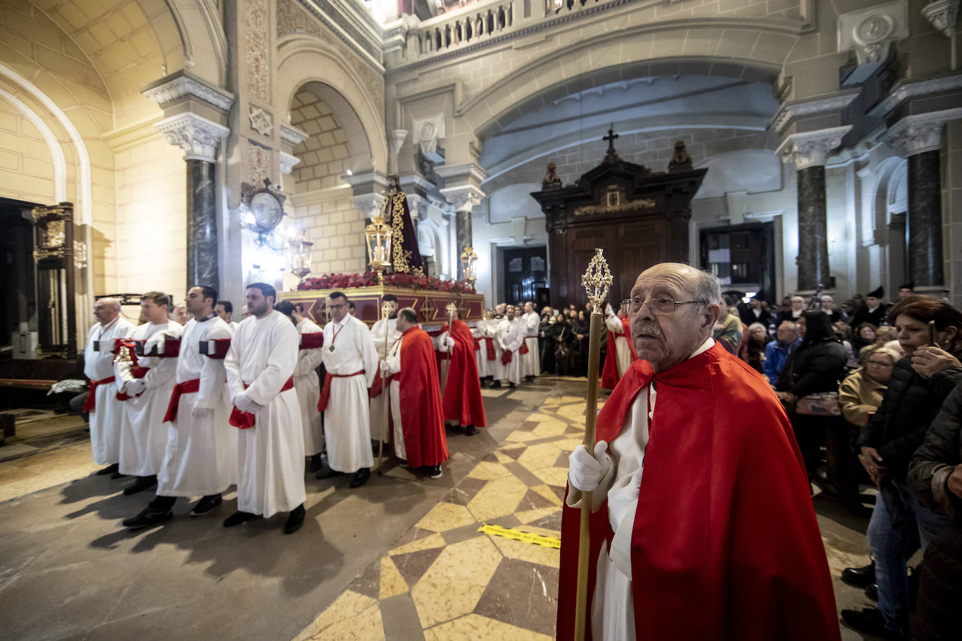 Jesús Cautivo procesiona dentro de la basílica de San Juan