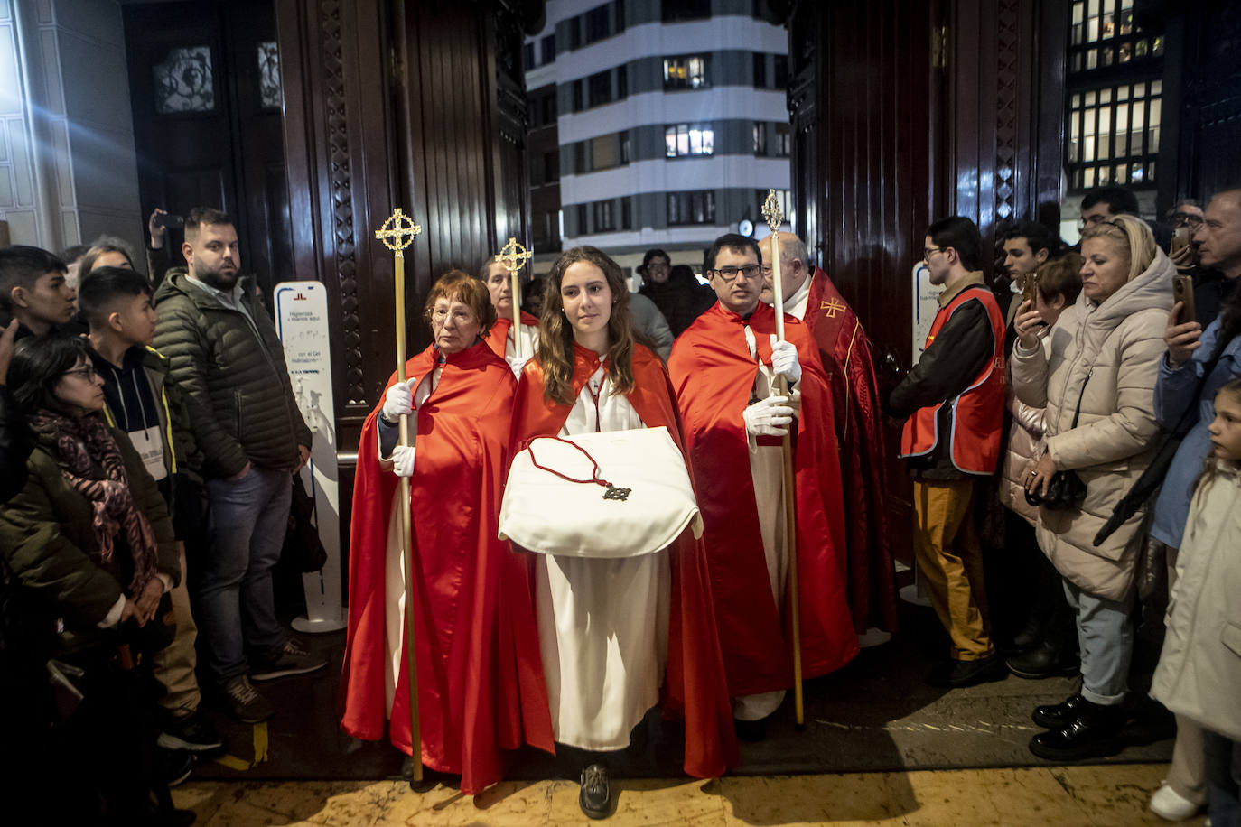 Jesús Cautivo procesiona dentro de la basílica de San Juan