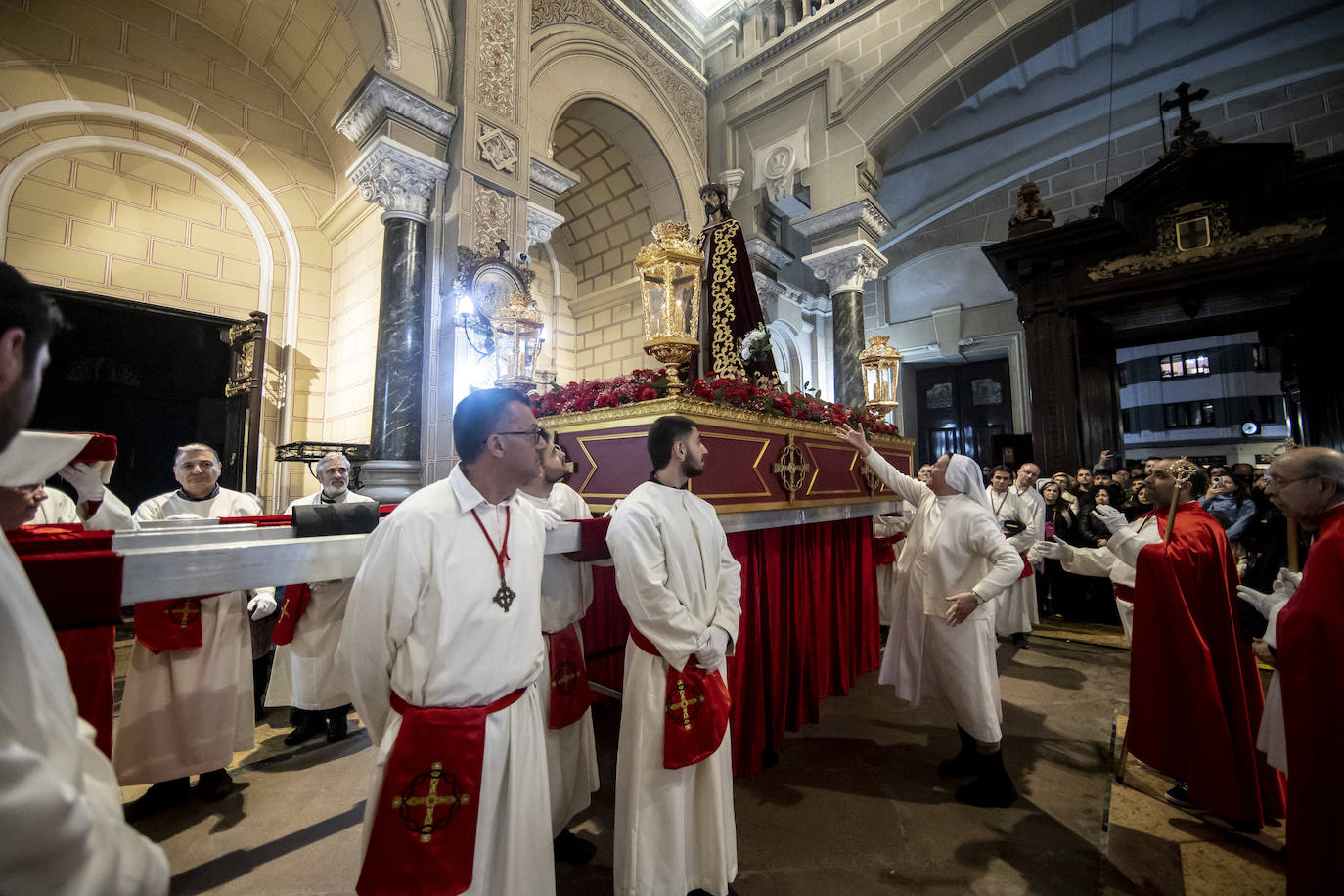 Jesús Cautivo procesiona dentro de la basílica de San Juan