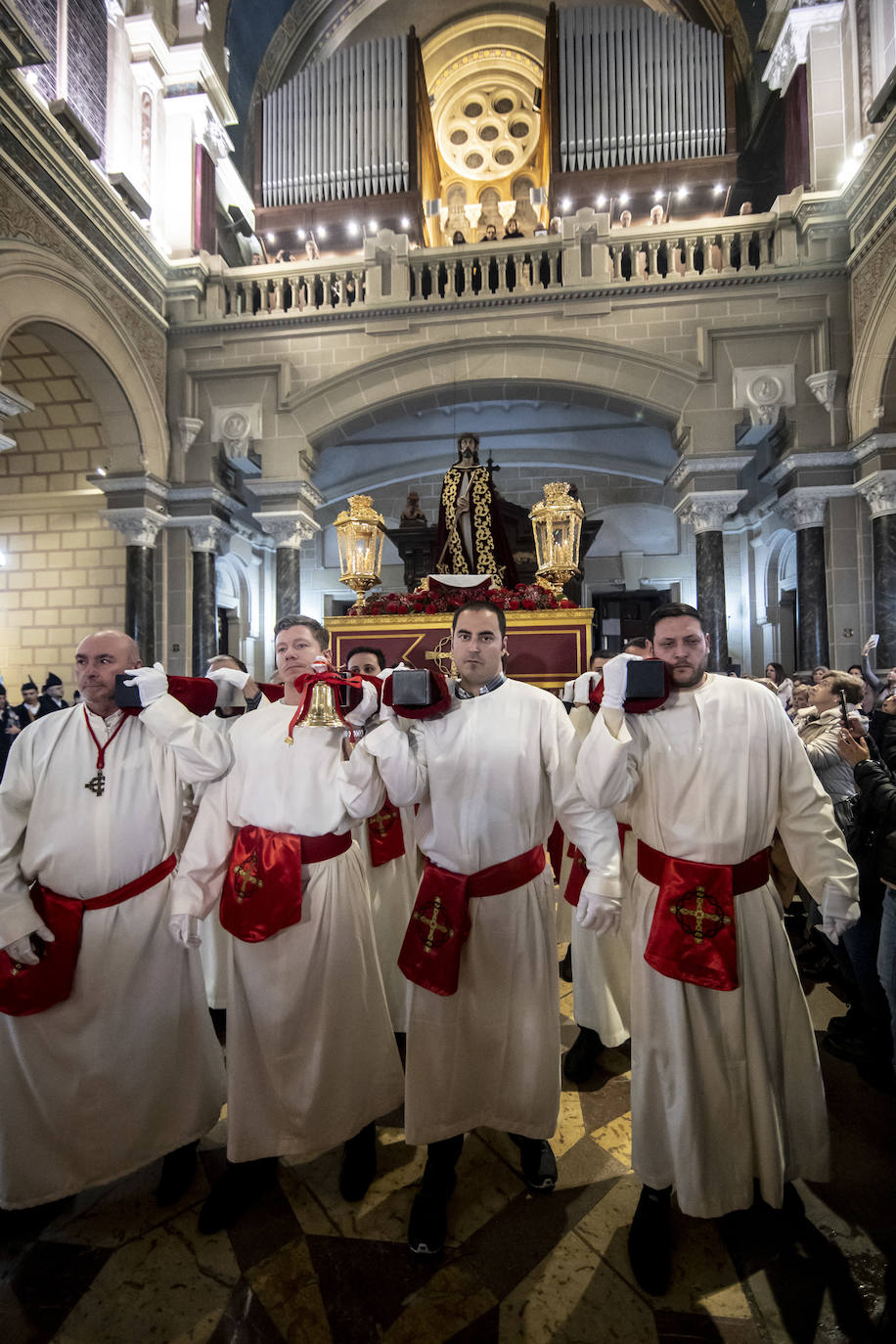 Jesús Cautivo procesiona dentro de la basílica de San Juan