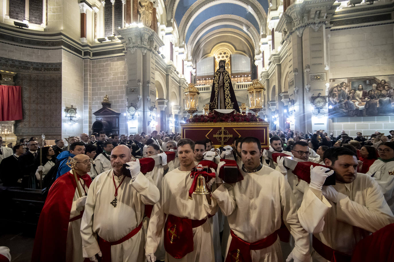 Jesús Cautivo procesiona dentro de la basílica de San Juan