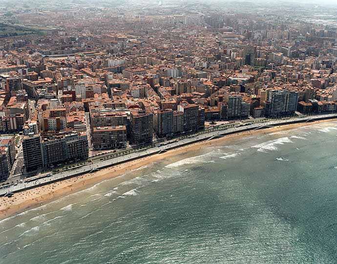 Playa de San Lorenzo en Gijón.