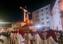 La lluvia da una tregua a la procesión de las Siete Palabras de Grado