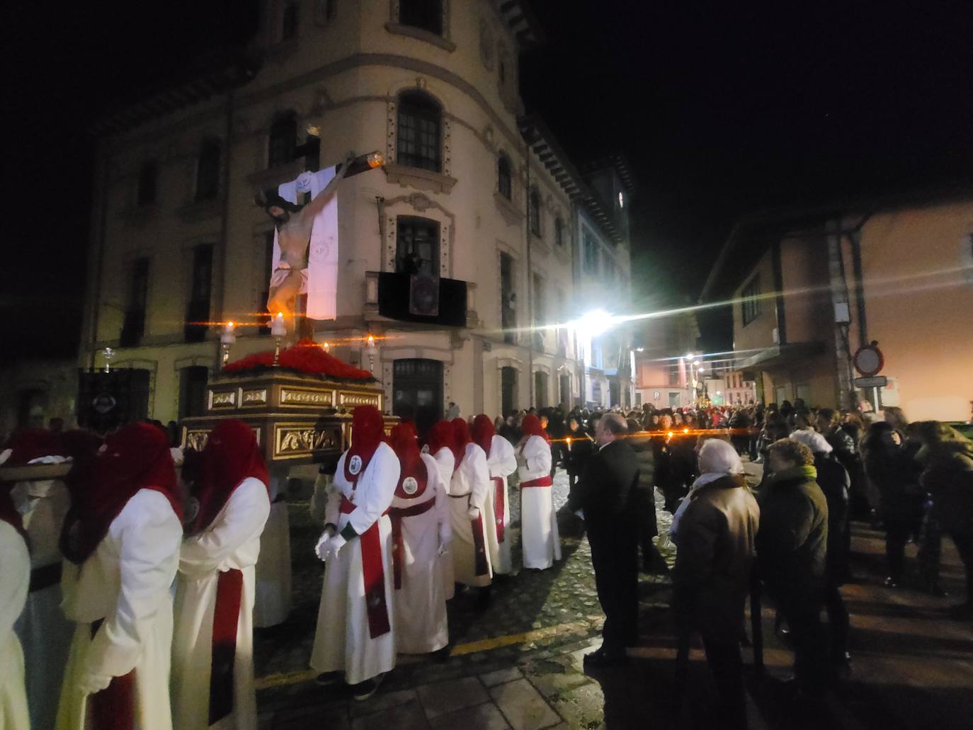 La lluvia da una tregua a la procesión de las Siete Palabras de Grado