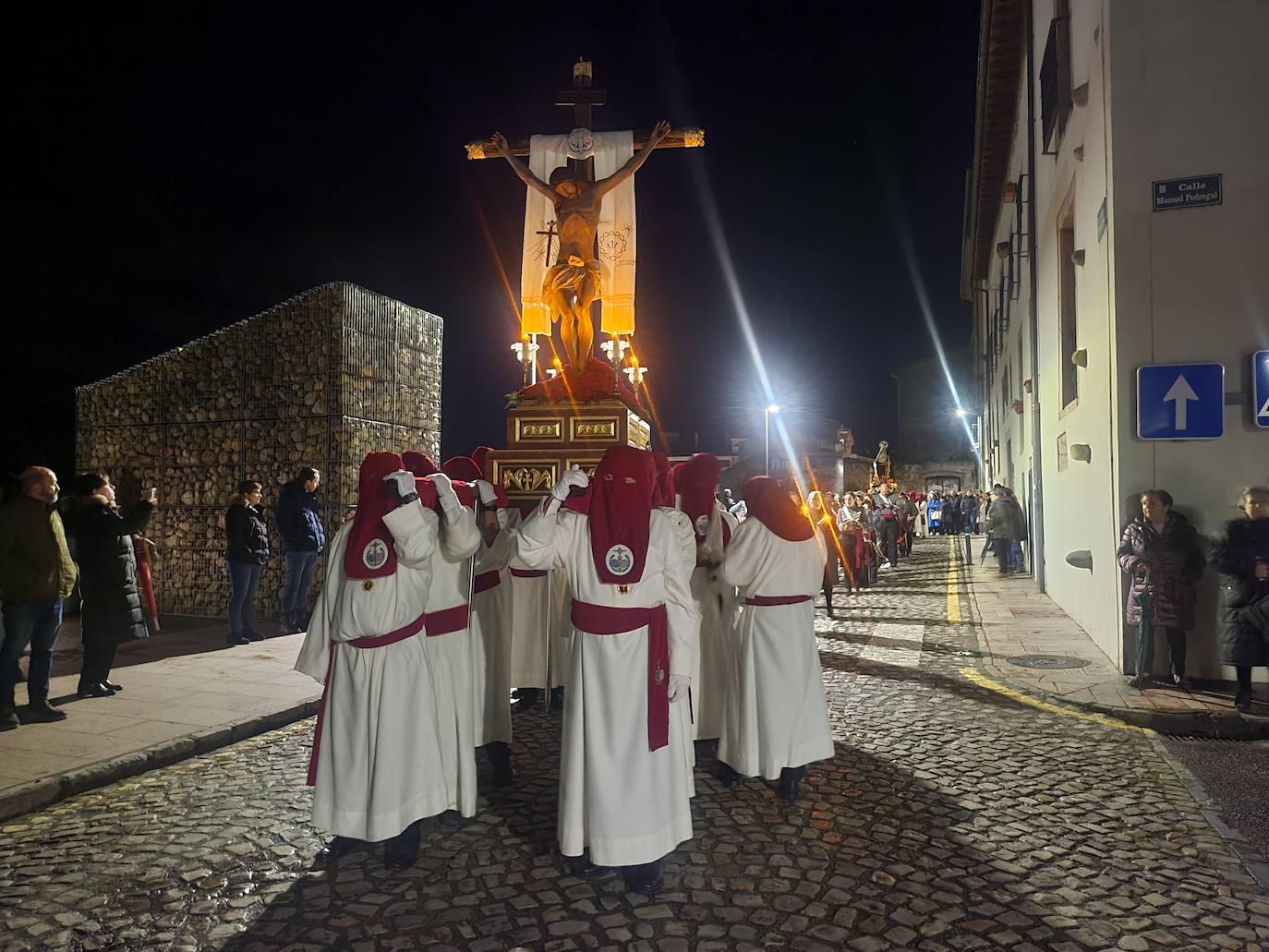 La lluvia da una tregua a la procesión de las Siete Palabras de Grado