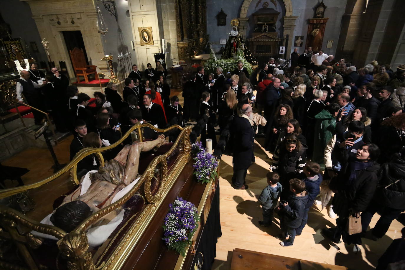 Así fue el acto de Viernes Santo en la iglesia de San Isidoro de Oviedo