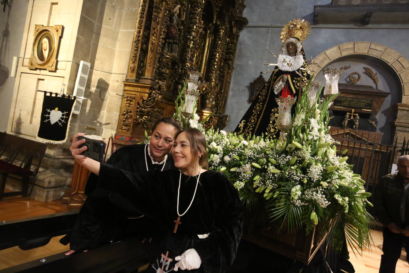 Así fue el acto de Viernes Santo en la iglesia de San Isidoro de Oviedo