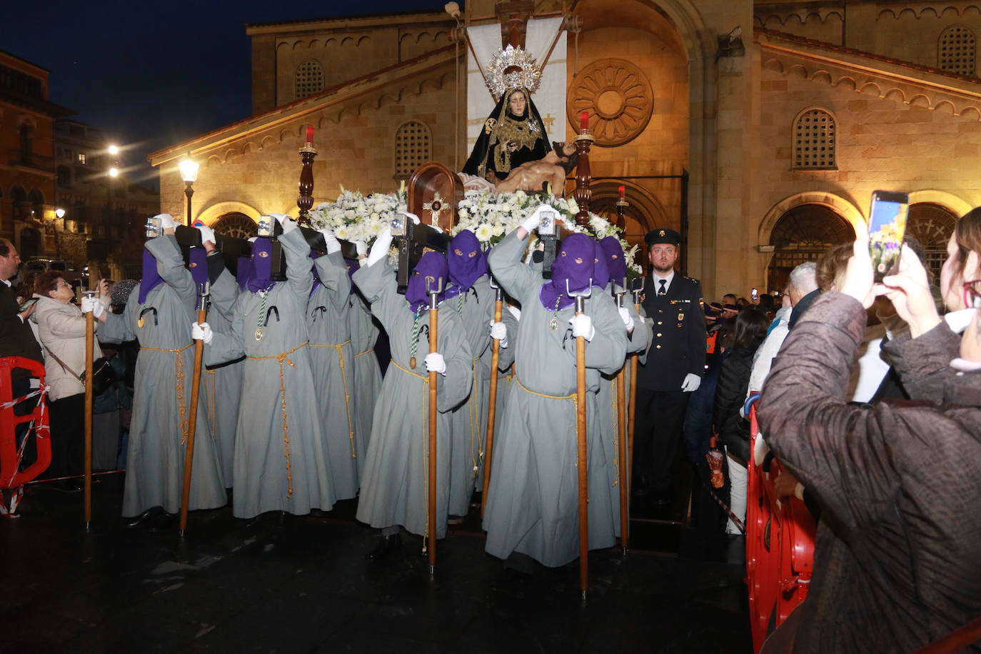 El Santo Entierro recorre las calles de Gijón