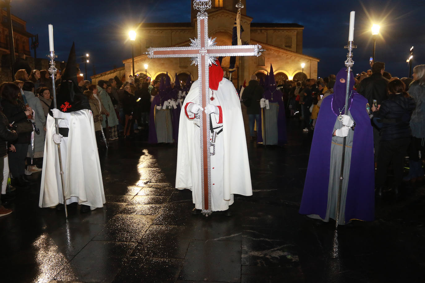 El Santo Entierro recorre las calles de Gijón