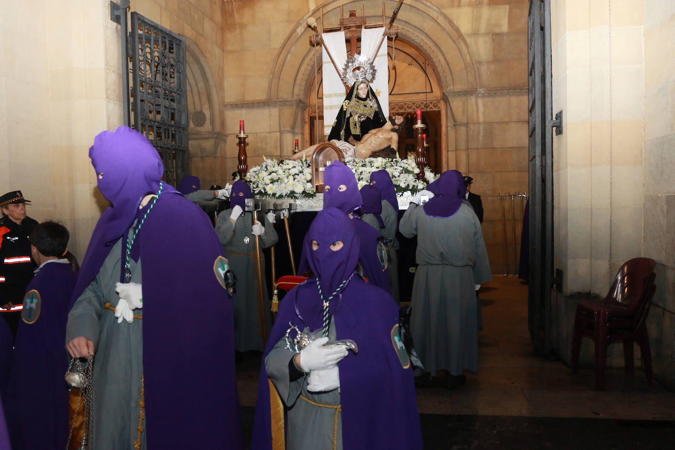 El Santo Entierro recorre las calles de Gijón