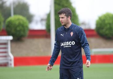 Guille Rosas, en un entrenamiento con el Sporting.