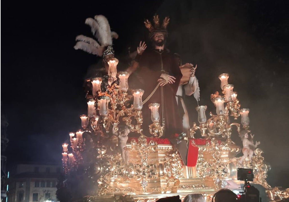 La procesión de La Madrugá por el Oviedo Antiguo.