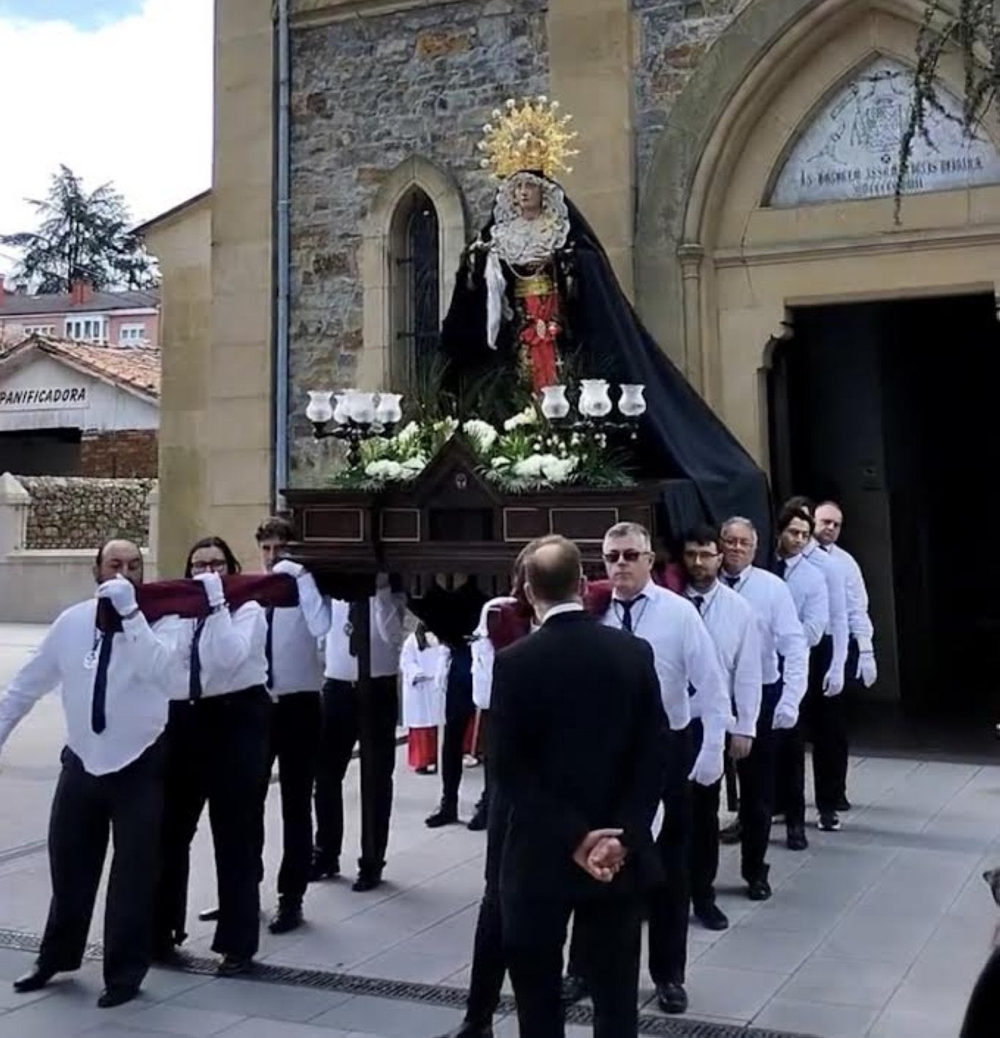 La Virgen de la Soledad, delante de la iglesia