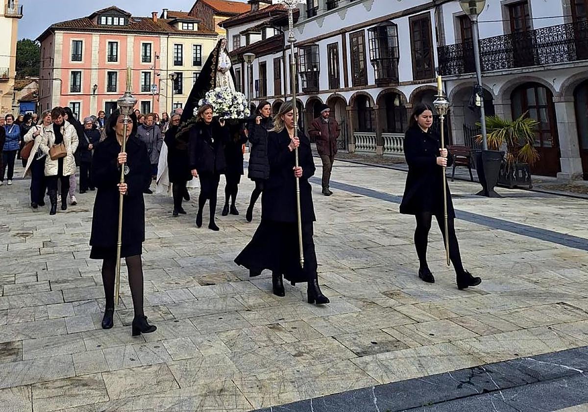 La Soledad procesiona en Pravia