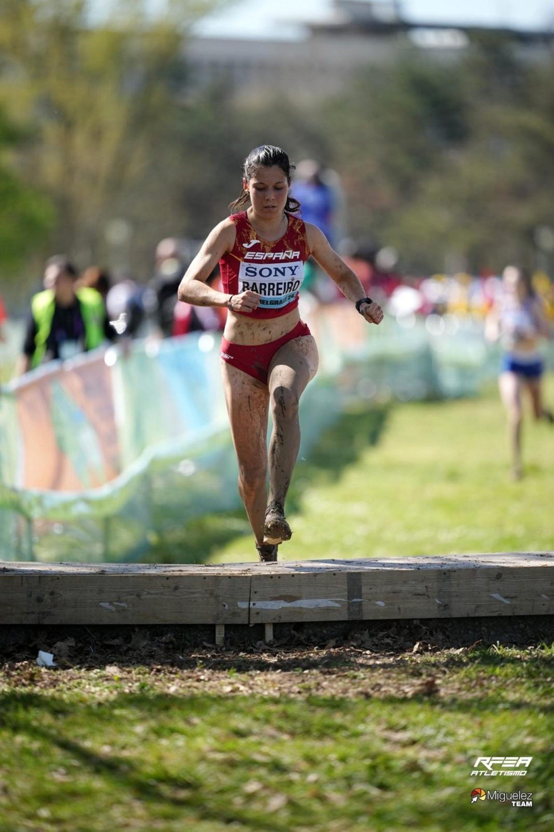 Isabel Barreiro supera uno de los obstáculos del recorrido.
