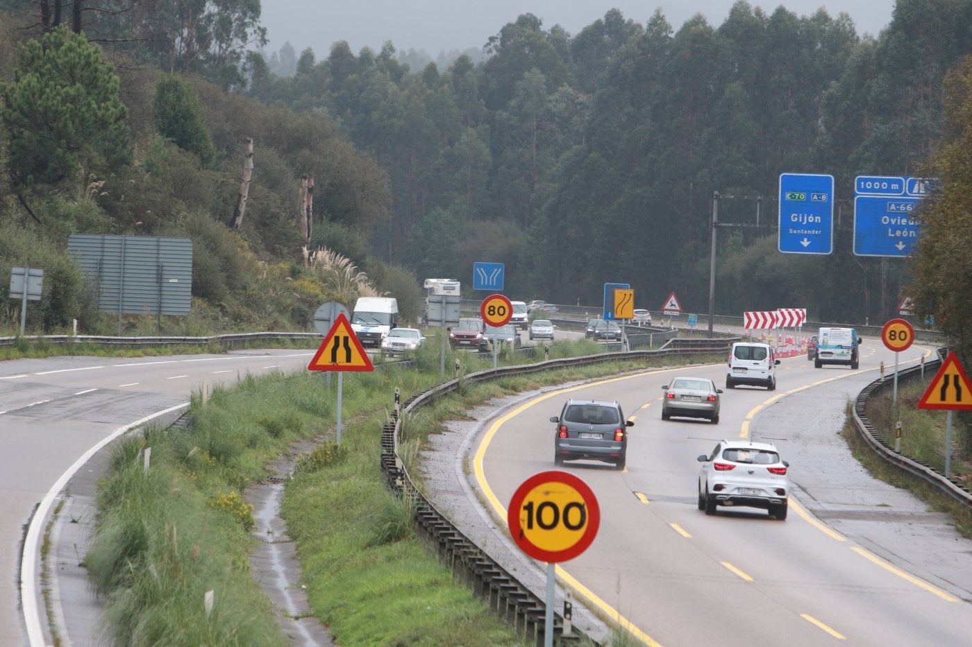 Imagen del tráfico en las obras de la Y en Serín en dirección a Avilés, ahora paralizadas.